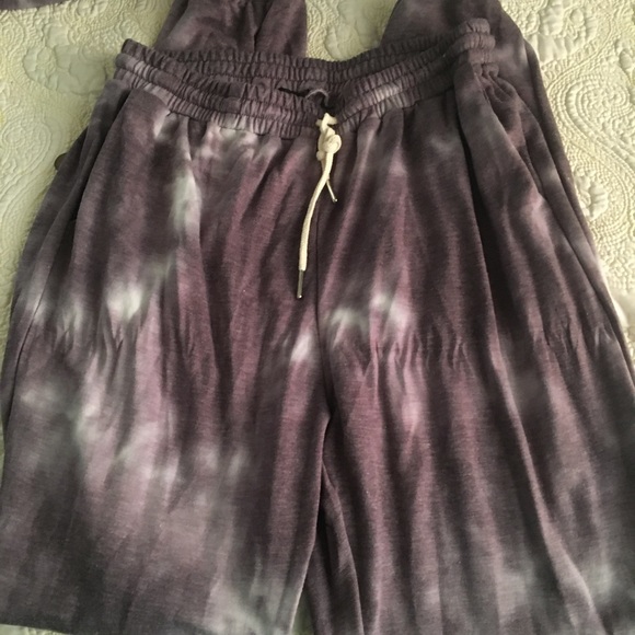 Boutique Jogging Set! - Picture 3 of 9